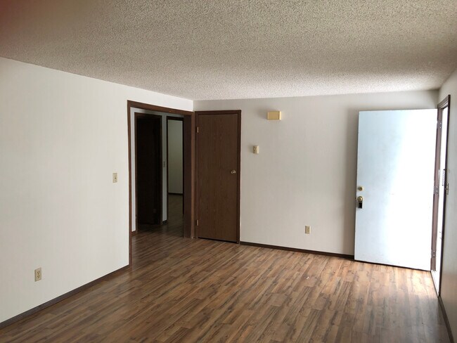 Foto del edificio - 325 W River Rd