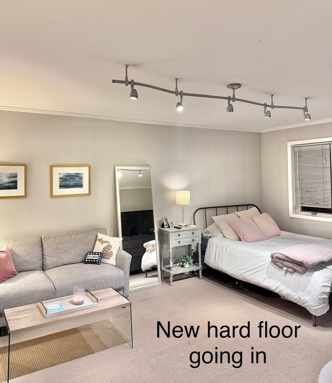 Building Photo - 426 W Barry Ave