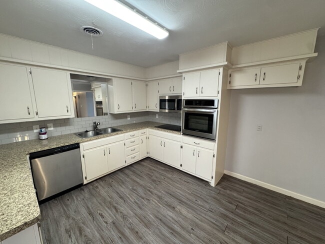 Building Photo - Stunning Like-New Home Located Near LCU!