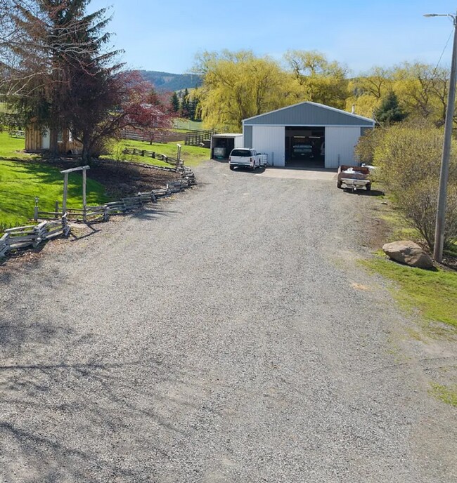 Building Photo - Live in Cove, country living with large sh...