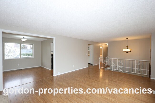 Foto del edificio - NE 22nd Ct - Gresham 4 bedroom split level home