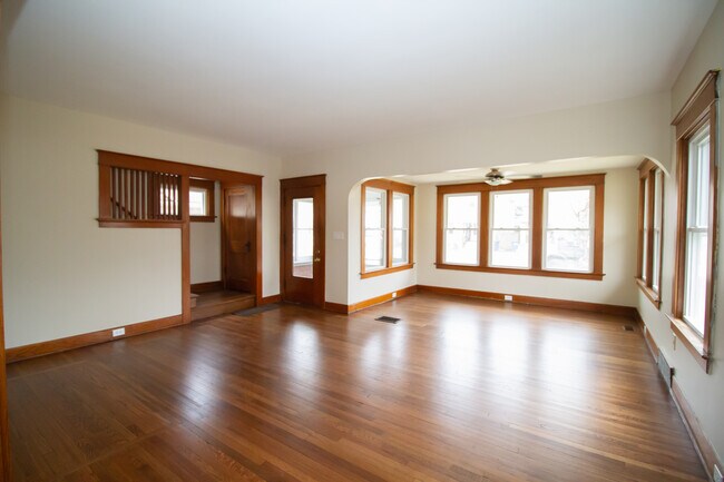 Building Photo - 4330 N Haven Ave