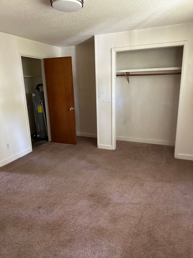 Building Photo - 1-bedroom 1 bath Upstairs Apartment