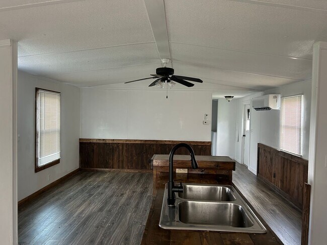 Building Photo - 2 Bed 1 Bath Mobile Home on large lot