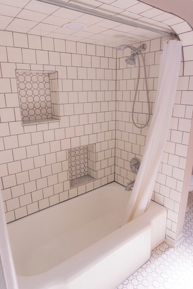 Foto del edificio - 2423 Rose Avenue NW