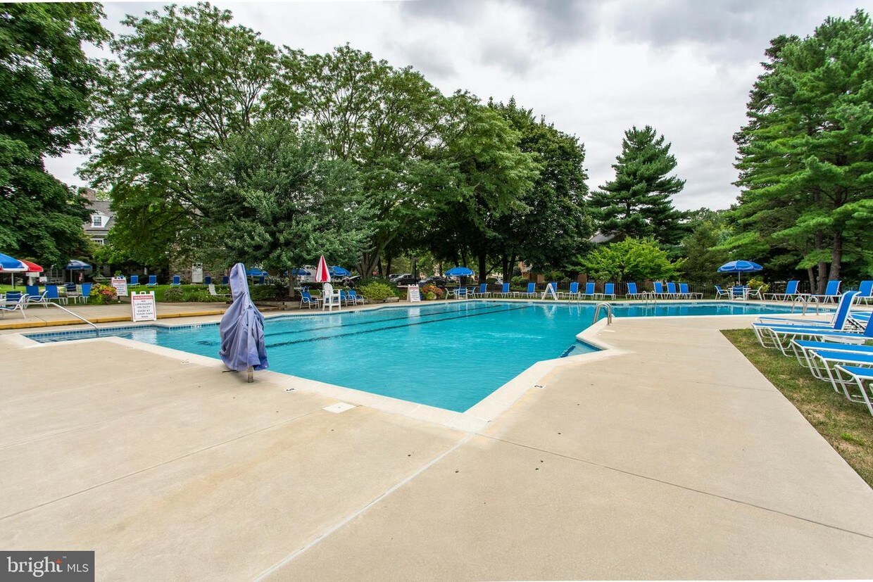 392 Old Crossing, Devon, PA 19333 Room for Rent in Devon, PA