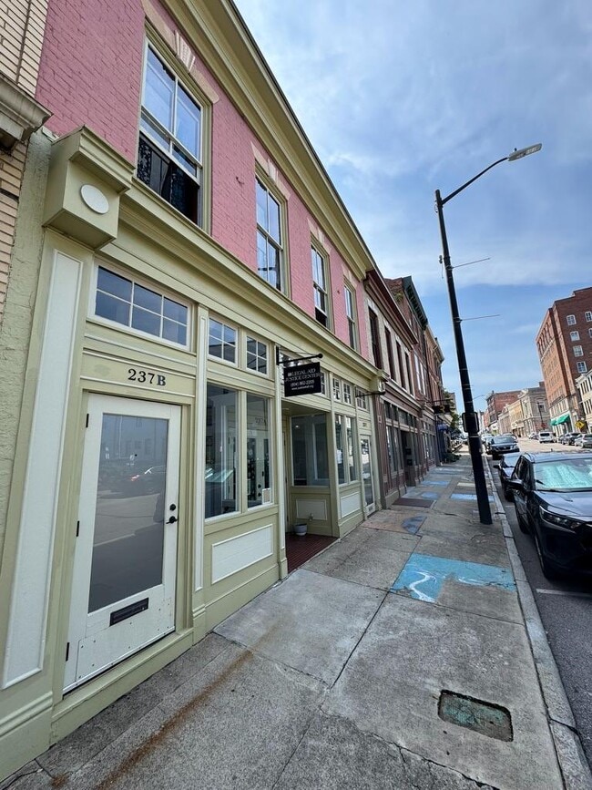 Building Photo - 237 N Sycamore St