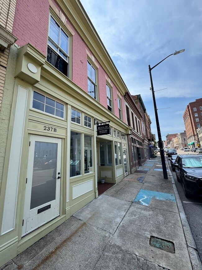 Foto del edificio - 237 N Sycamore St