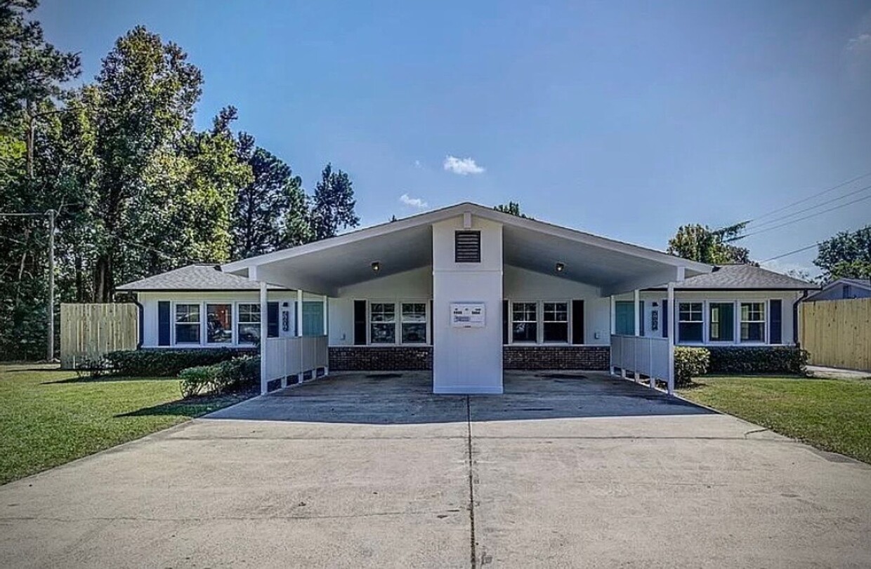 Primary Photo - Adorable 2 Bedroom, 1 Bath Close to Histor...