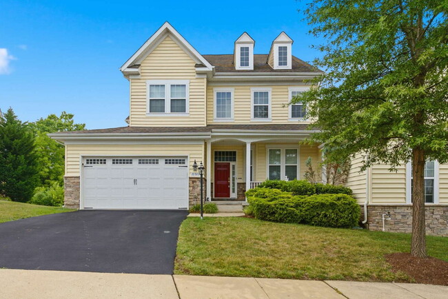 Sophisticated Colonial Offering Refined Finishes, Gourmet Kitchen & Spacious Floor Plan - Sophisticated Colonial Offering Refined Finishes, Gourmet Kitchen & Spacious Floor Plan Apartment