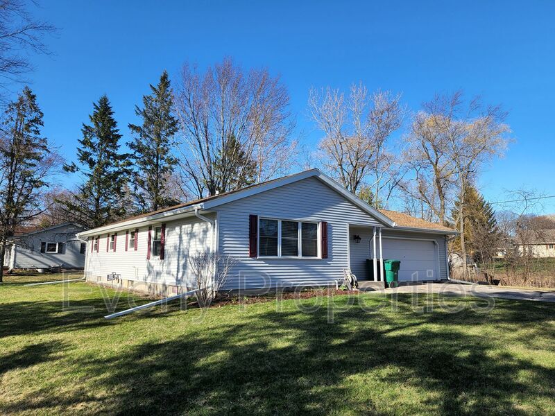 1538 W Liebau Rd, Mequon, WI 53092 House Rental in Mequon, WI