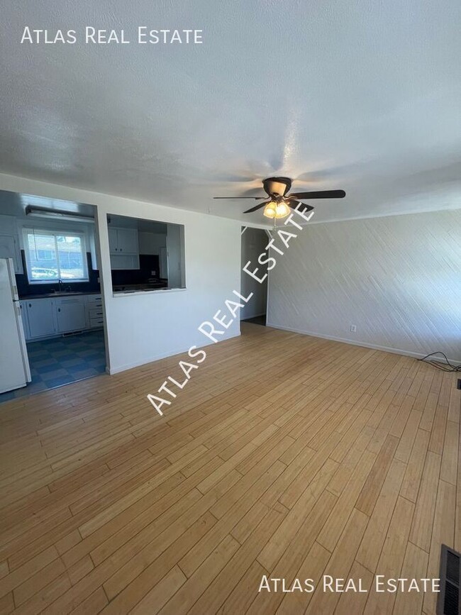 Building Photo - 3-bedroom, 1-bathroom house WITH BIG BACKY...