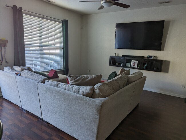 Spacious Family Room - 2214 Gentry St