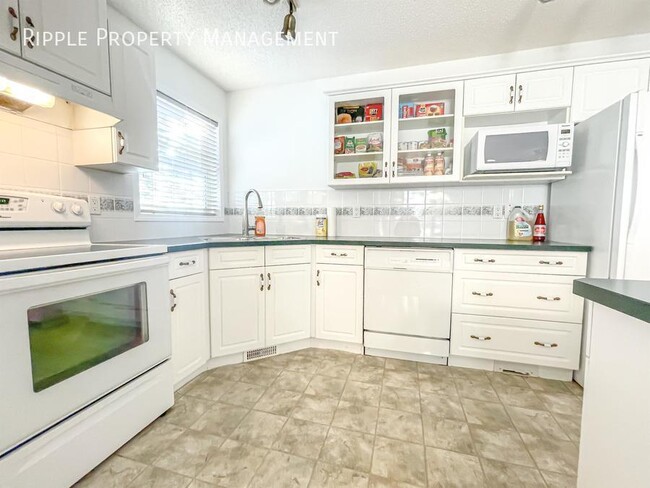 Photo du bâtiment - 50% OFF YOUR FIRST MONTHS RENT! GREAT 4 BE...