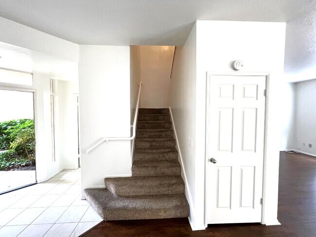 Building Photo - Lovely 3 Bedrooms, 2.5 Bathrooms Townhome ...