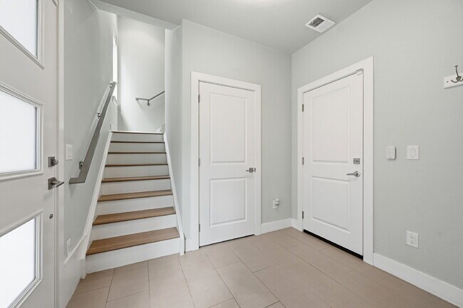 Foto del edificio - $3,540.95 with $300 off the first month's rent, 2 Beds - 4 Bath, Townhouse in Denver with Cozy Fi...