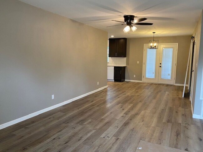 Building Photo - Newly Renovated  3 bedroom 2 full bath hom...