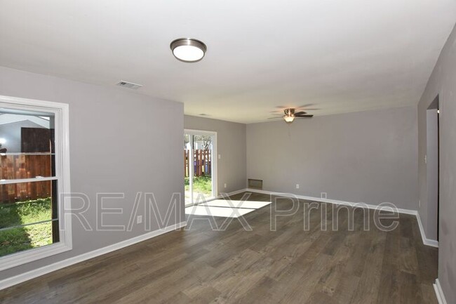 Building Photo - 1473 Longdale Dr
