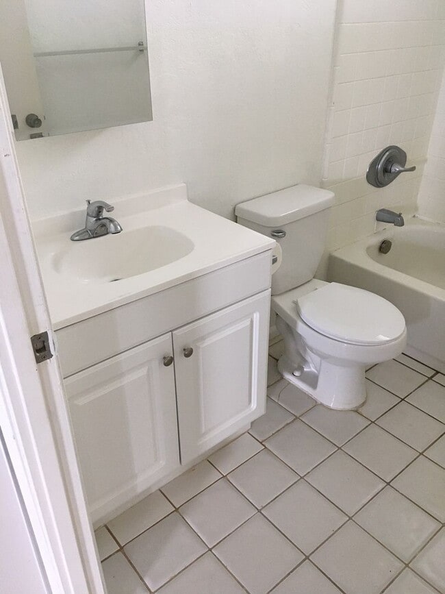 Building Photo - Renovated 2 bedroom! Great Location!