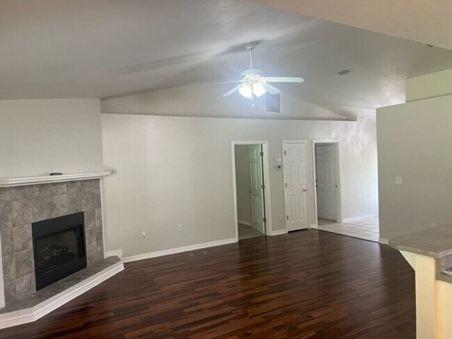 Foto del edificio - LEASE TERMS NEGOTIABLE Gorgeous 3 Bedroom ...