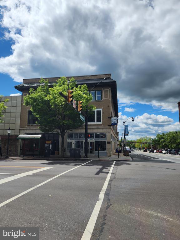 Building Photo - 200 E High St