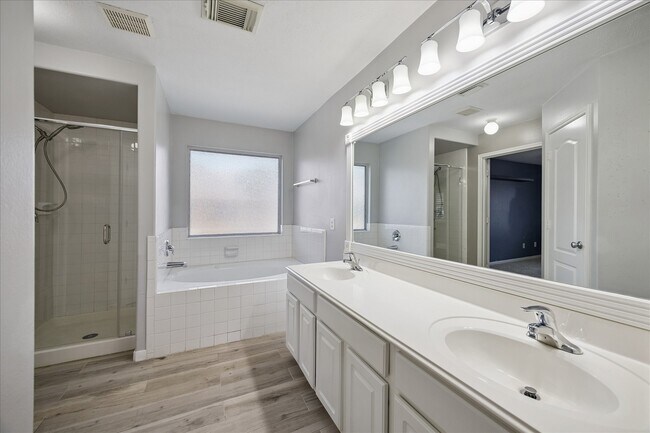 Foto del edificio - 7403 Hollister Ridge