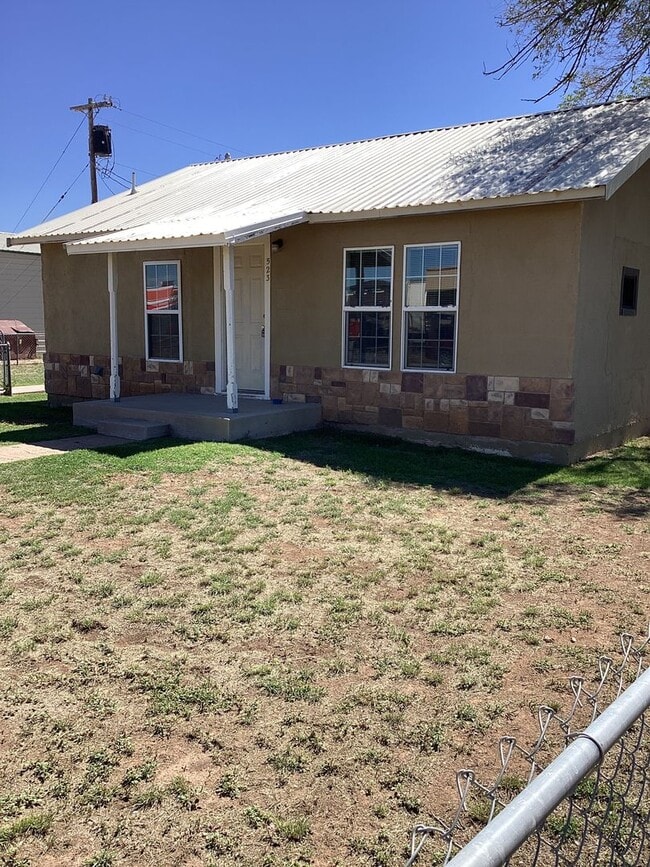 Building Photo - Charming 2 Bed 1 Bath Home Located in Portales!  Small Dogs and/or Cats Upon Approval!