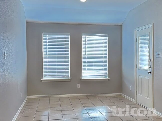 Building Photo - 1810 Millbrook Dr