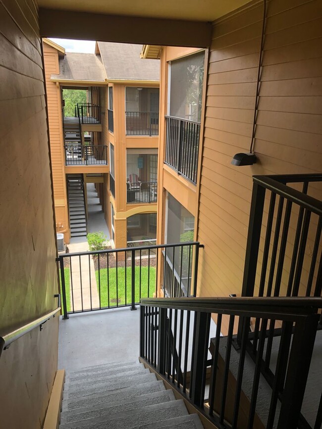 Building Photo - MOVE IN NOW! Nice 3rd floor 2 BD 2 BA cond...