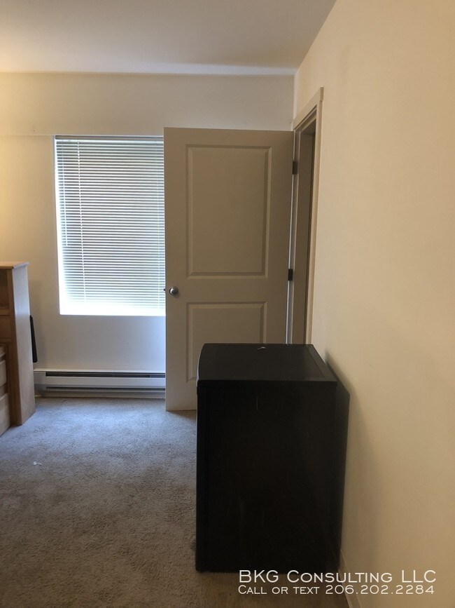 Building Photo - 4536 U-DISTRICT STUDIOS PRE LEASE OPTION!