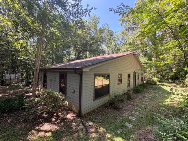 Building Photo - Charming 3-Bed, 2-Bath Home with 1623 sq. ft. of Comfort in the North Side of Tallahassee!