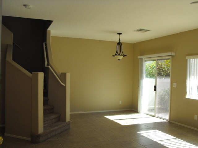 Foto del edificio - Spacious Henderson townhouse featuring   3 bedrooms PLUS 2 car garage.