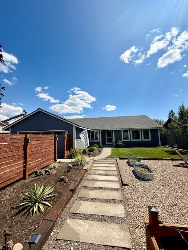 Foto principal - Serene Remodeled 4 Bedroom on Large Lot w/...