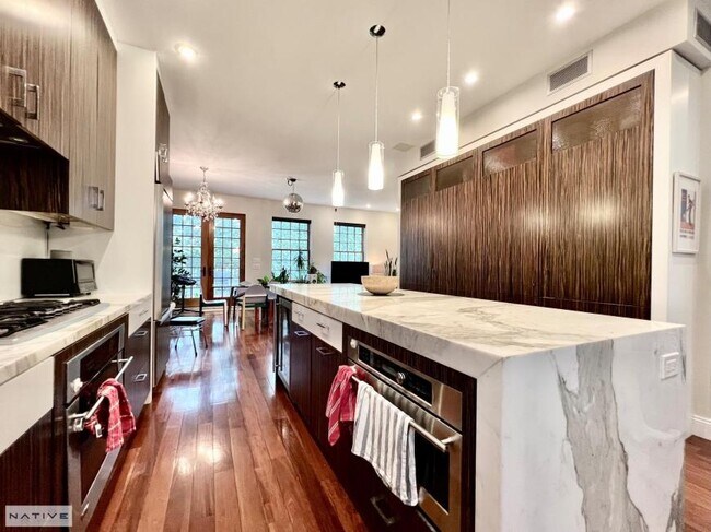 Foto del edificio - 3 bedroom in Brooklyn NY 11222