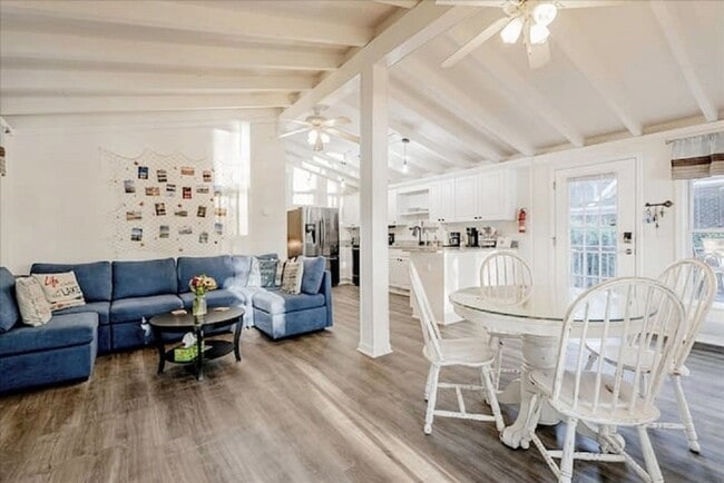 Building Photo - Furnished Mid term rental