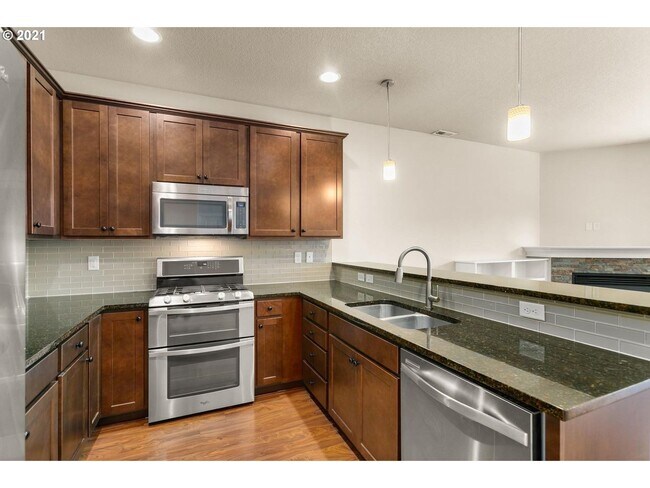 Foto del edificio - 2015 Build North Plains Home! 3 bedrooms +...