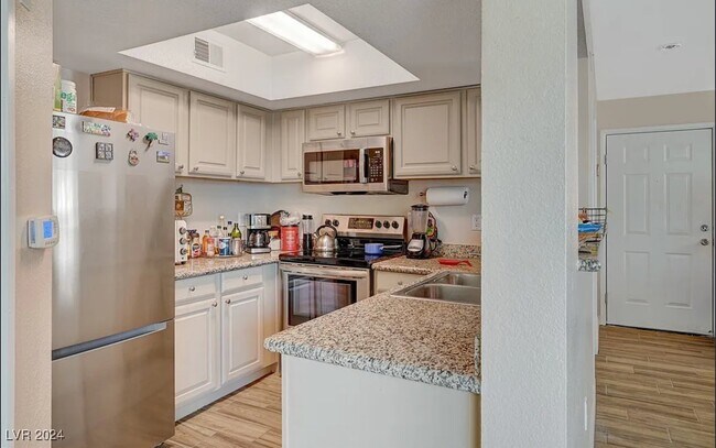 Foto del edificio - 6800 E Lake Mead Blvd