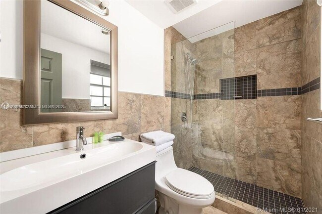 Foto del edificio - 636 NE 63rd St