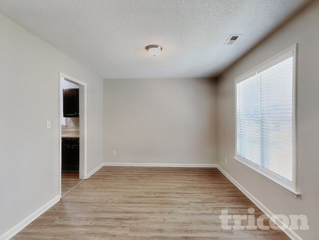 Building Photo - 4409 Woodlawn Dr