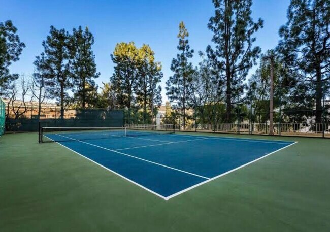 Foto del edificio - 100 S Doheny Dr