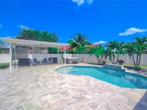 Building Photo - 5780 Sun Pointe Cir