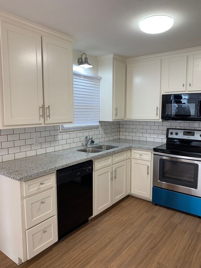 Foto del edificio - Pre-leasing for August 2024! Newly Renovat...