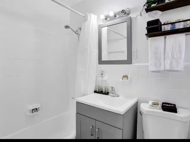 Building Photo - 820 NE 16th Ave