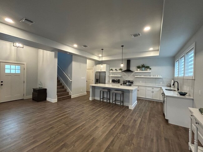 Building Photo - 2BED / 1BATH Condo/Townhome For Lease! Available NOW!