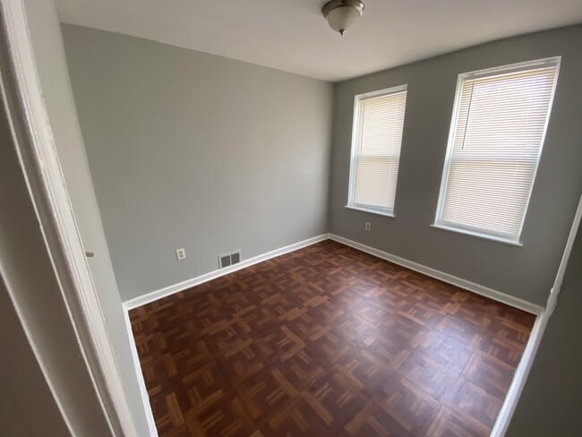 Building Photo - 1104 Baring St