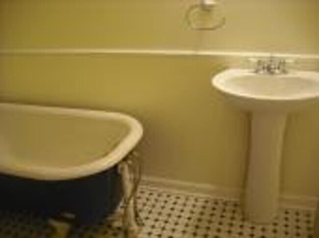 Building Photo - 3 br, 2 bath House - 3057 Commonwealth