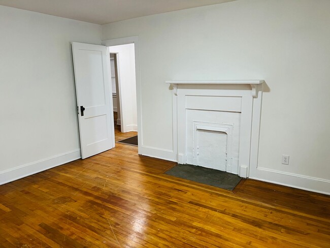 Building Photo - Newly Renovated 3/1 Available Now!