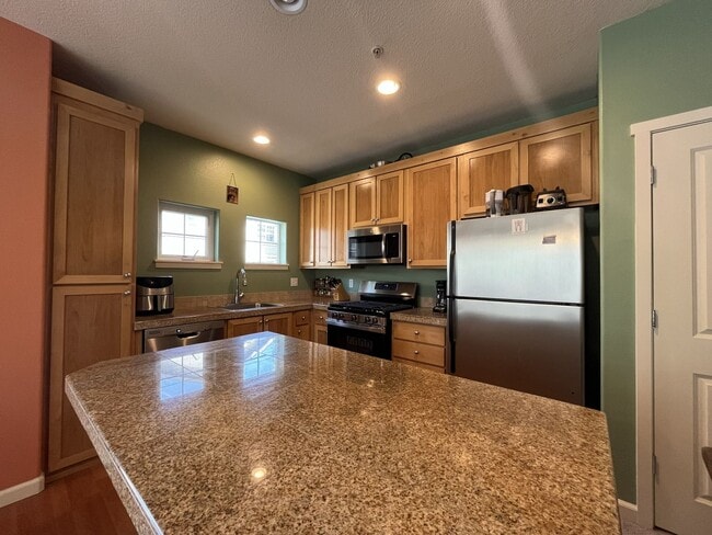 Building Photo - Well-Designed Condo with Dual Primary Suites, Vaulted Ceilings & Community Clubhouse