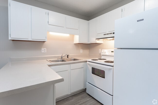 1 BR, 1BA - 576sf - Kitchen - Summer Green Apartments