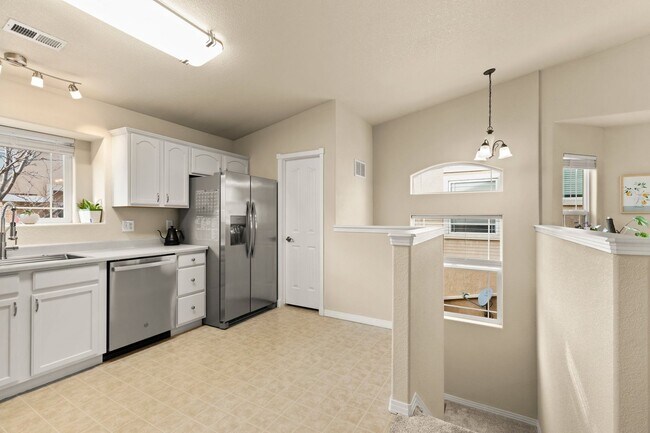 Building Photo - Westside Condo with Mountain Views, Upgrad...